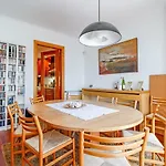 Luzya - House With Views & Balcony 度假居