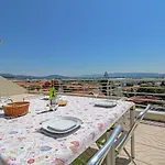 Luzya - House With Views & Balcony 度假居