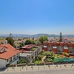Luzya - House With Views & Balcony 度假居